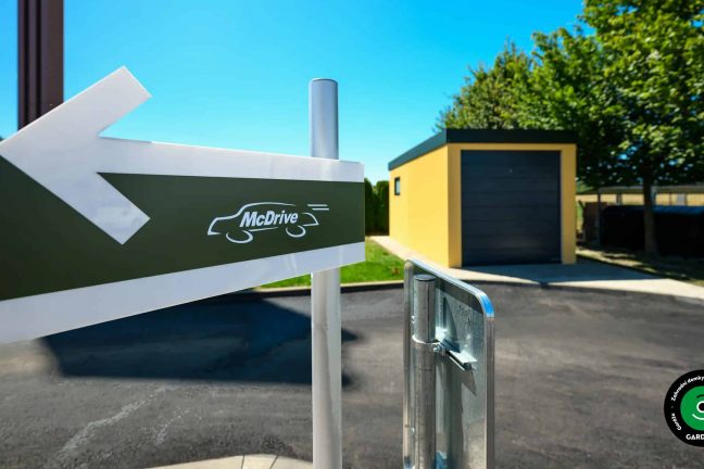 Skladový prostor vytvořený z montované garáže.