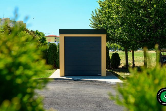 Garáž sloužící k odkládání firemních věcí.