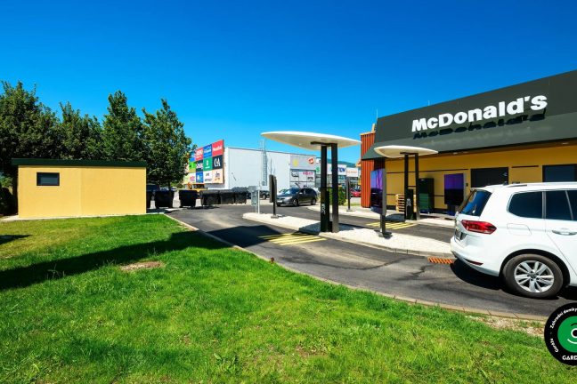 Garáž přeměněna na funkční prostor pro skladování.