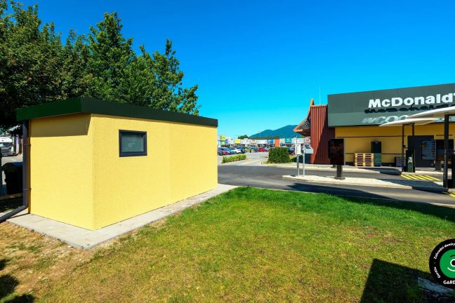 Skladovací prostor vyřešen pomocí montované garáže.