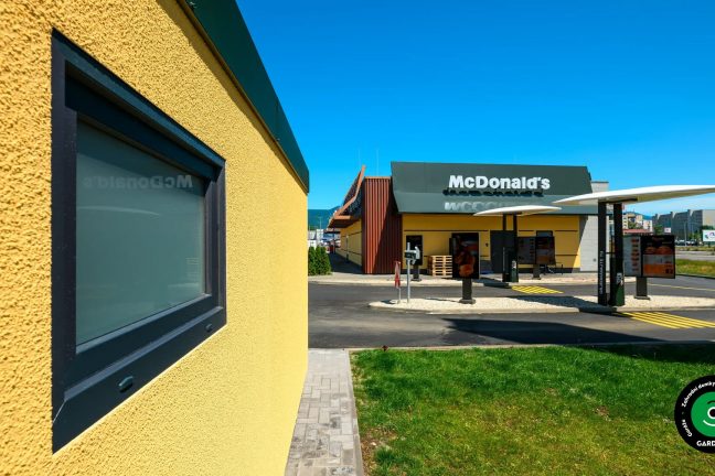 Boční okno od montované garáže.