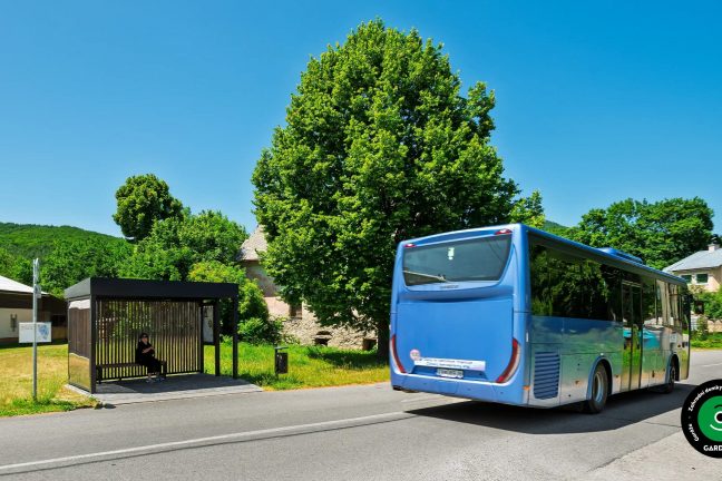 Přístřešek ve formě praporku u hlavní cesty.