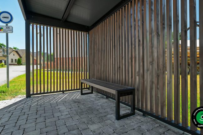 Útulný přístřešek ve formě praporku pro čekající na spoj.