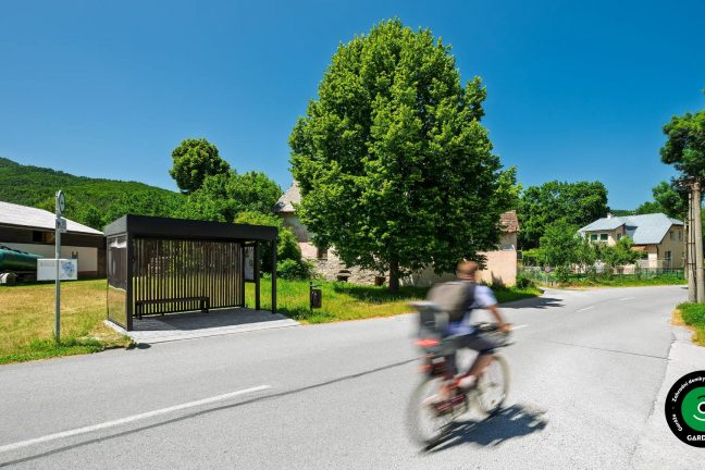 Jednoduchý přístřešek ve formě autobusové zastávky.