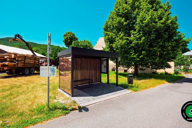 Moderní přístřešek ve formě praporku s boční výplní