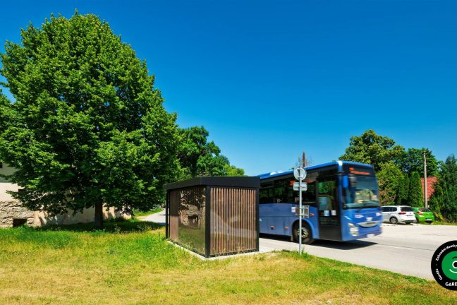 Zastávkový přístřešek chrání cestující před větrem a deštěm.