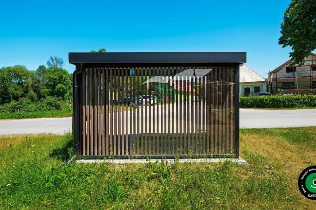 Přístřešek ve formě praporku umístěný u chodníku.