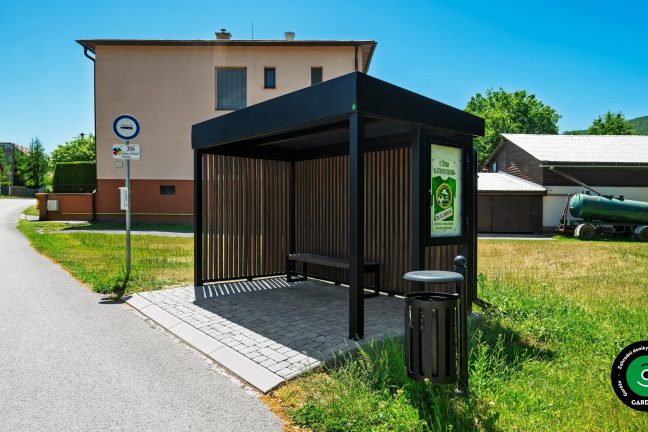 Přístřešek ve formě praporku se stříškou a bočními stěnami.