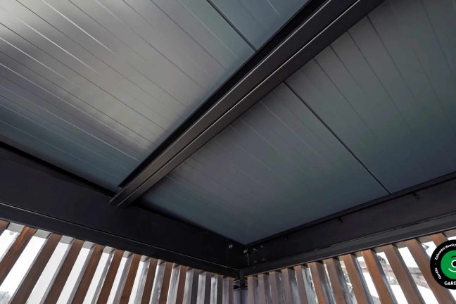 Střecha přístřešku sloužící jako autobusová zastávka.