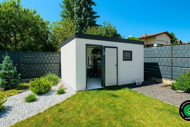 Čistá bílá stavba v harmonické zahradní scenérii.