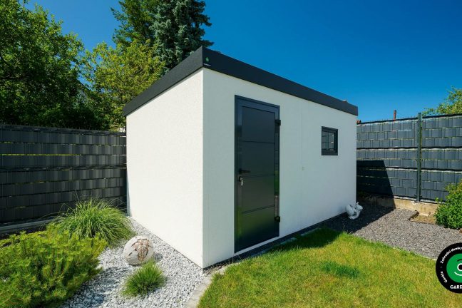 Bílý zahradní domek mezi stromy.