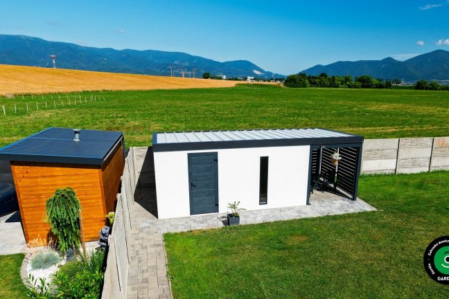 Zahradní domek s přístřeškem a místem na nářadí.