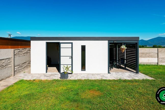 Zahradní domek s krytým posezením a úložným prostorem.