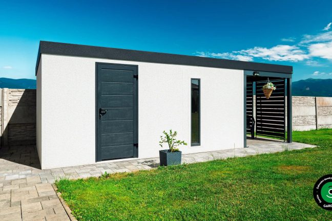 Zastřešený koutek na nářadí a krátký odpočinek při práci.