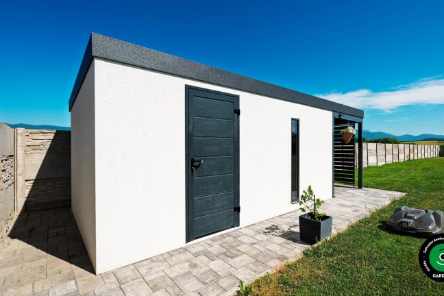 Domeček se stříškou k posezení i praktické využití.