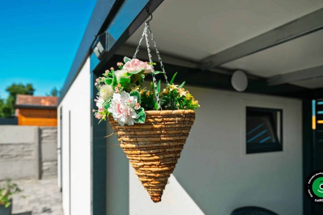 Praktický přístřešek slouží k odkládání nářadí i k sezení.