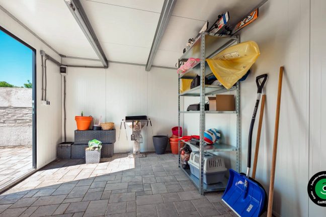 Vnitřek zahradního domku s přístřeškem s úložným prostorem.