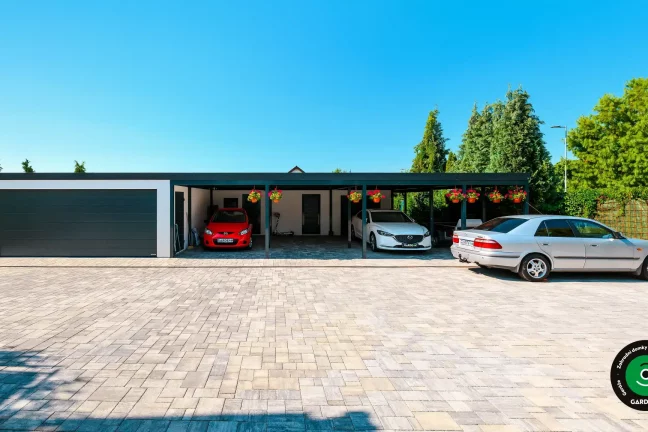 Garáž pro dvě auta s velkým přístřeškem a moderním designem.