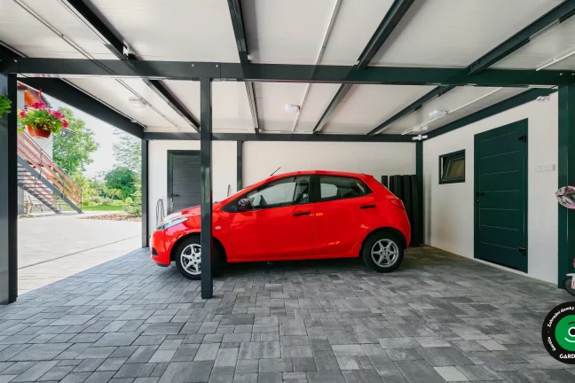 Dvojgaráž s prostorným přístřeškem chránícím auta i zahradní vybavení.