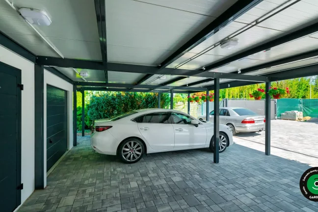 Moderní garáž pro dvě auta s velkým překrytým přístřeškem.