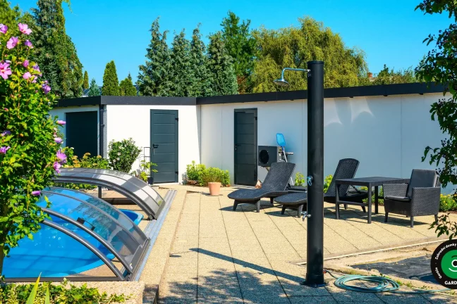 Moderní zahradní domek u bazénu s terasou k relaxaci.