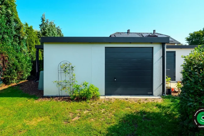 Zahradní domek u bazénu s pultovou střechou a odpočinkovou zónou.