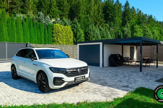 Moderní garáž s přístřeškem poskytujícím prostor k odpočinku.