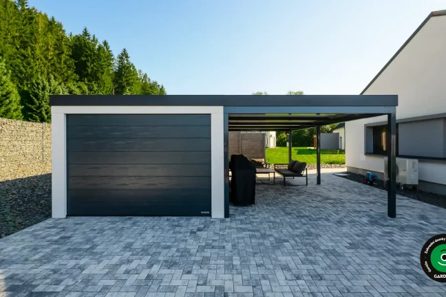 Praktická garáž s parkovacím místem a krytým posezením vedle.