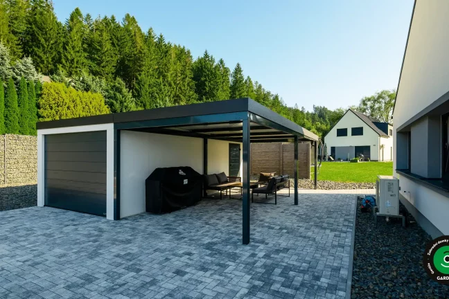 Jednogaráž s přístřeškem ideálním pro letní posezení ve stínu.