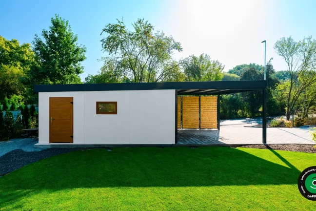 Garáž pro jedno auto s moderním přístřeškem.