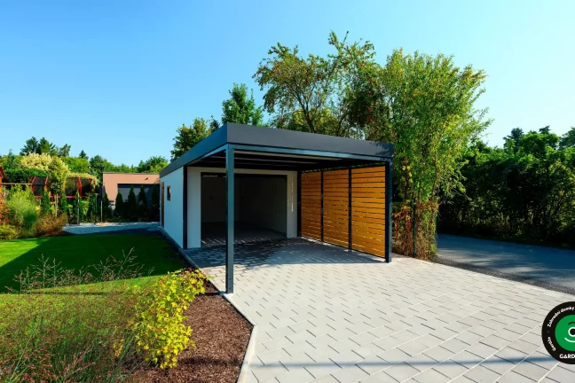 Praktická garáž pro jedno auto s bočním přístřeškem.
