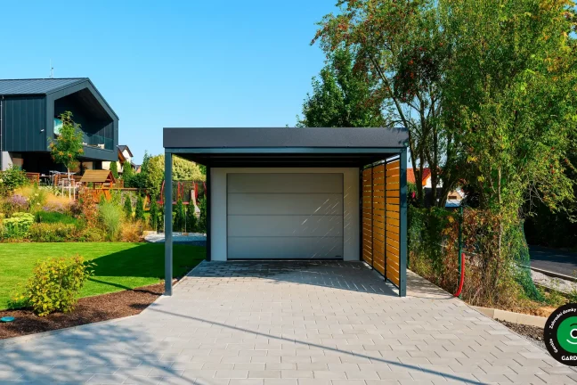 Moderní kompaktní garáž doplněná o přístřešek.