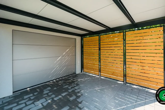 Jednoduchá garáž s přístřeškem a pultovou střechou.