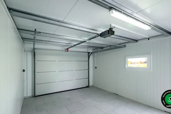 Prázdný interiér garáže připravený k parkování nebo skladování.