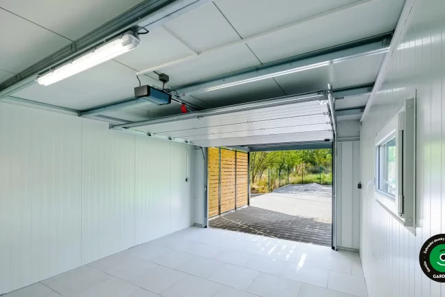 Holý vnitřní prostor garáže s čistými stěnami a podlahou.