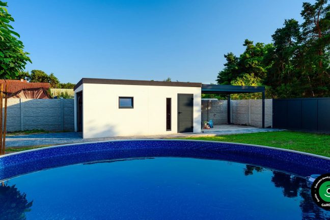 Garáž pro jedno auto s přístřeškem vzadu.