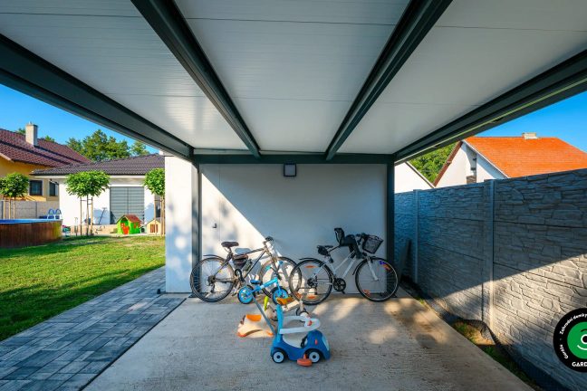 Praktická garáž pro auto se zadním přístřeškem pro uskladnění kol.