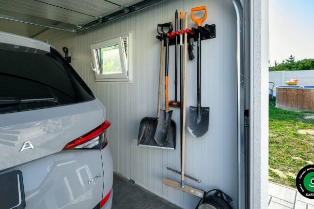 Závěsný systém nainstalovaný na stěně garáže pro jedno auto.