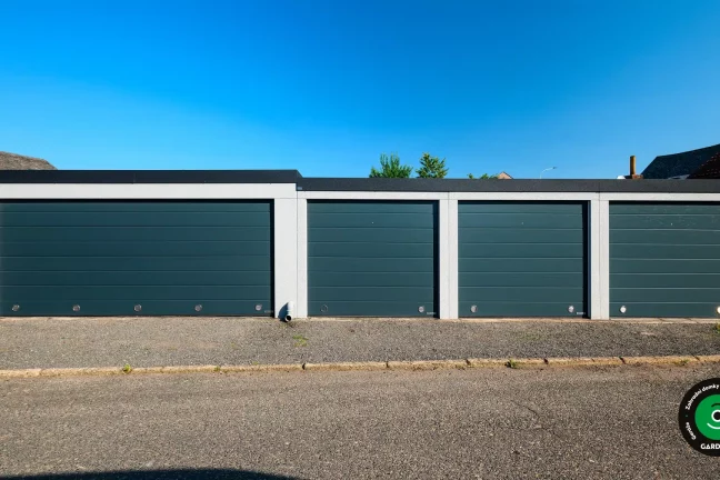 Moderní řadová garážová budova s ​​více sekčními vraty.