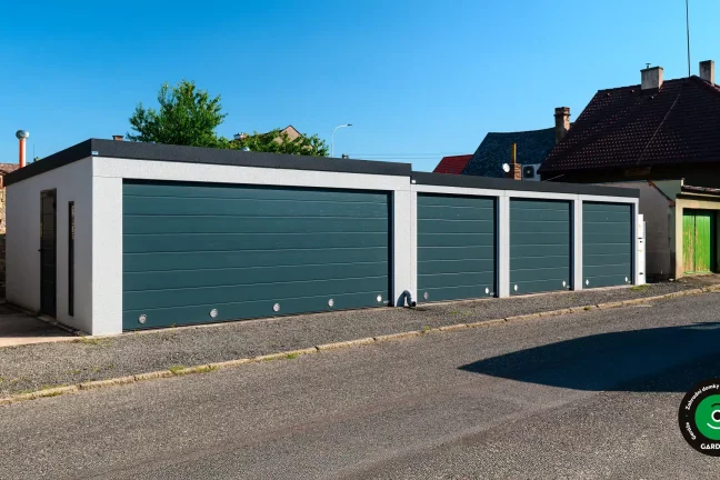 Pohled z ulice na čtyři uzavřené garážové dveře.
