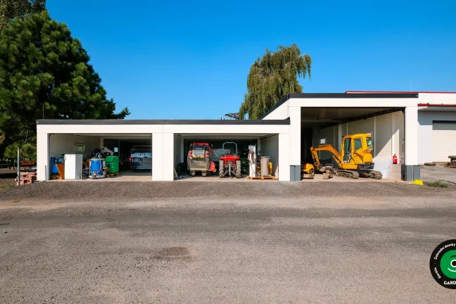 Velká modulová garáž vhodná pro osobní auta i pracovní stroje.