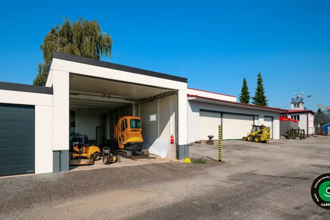Moderní stavba garáže s velkým prostorem pro techniku ​​a nářadí.