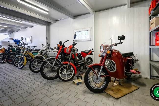 Vnitřní prostor garáže uzpůsobený pro parkování i skladování.