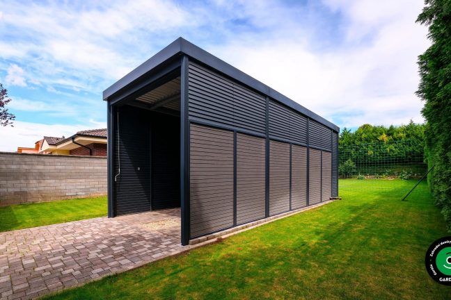 Uzavřený kovový přístřešek s lamelovými stěnami na zahradě.