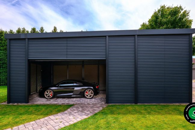 Elegantní přístřešek s černým sportovním autem na dlažbě.