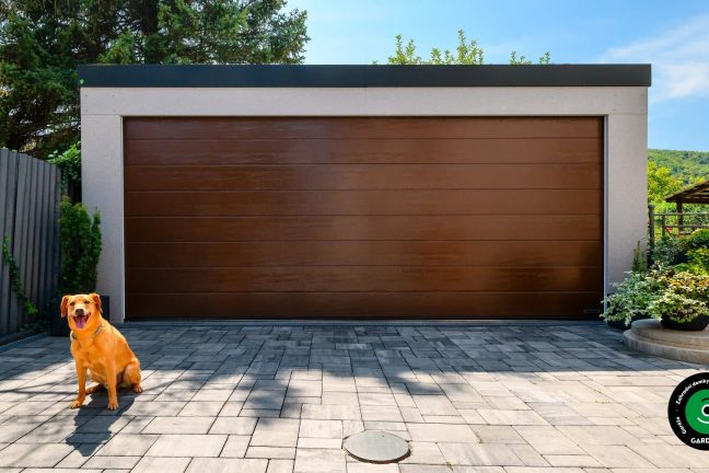 Pes sedí před elegantní dvojgaráží s dřevěným vzhledem.