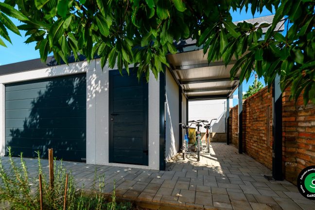 Montovaná garáž s přístřeškem na kola, moderní design a praktické řešení.