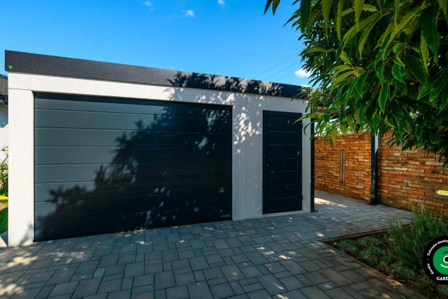 Moderní garáž s pultovou střechou a bočními dveřmi.