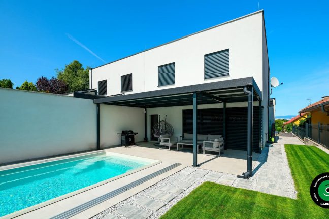 Elegantní pergola s bazénem a udržovaným trávníkem.