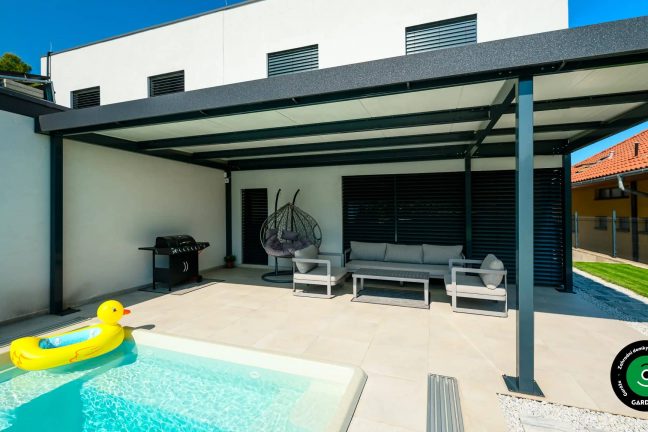 Zastřešená terasa s pohodlným sezením u bazénu.